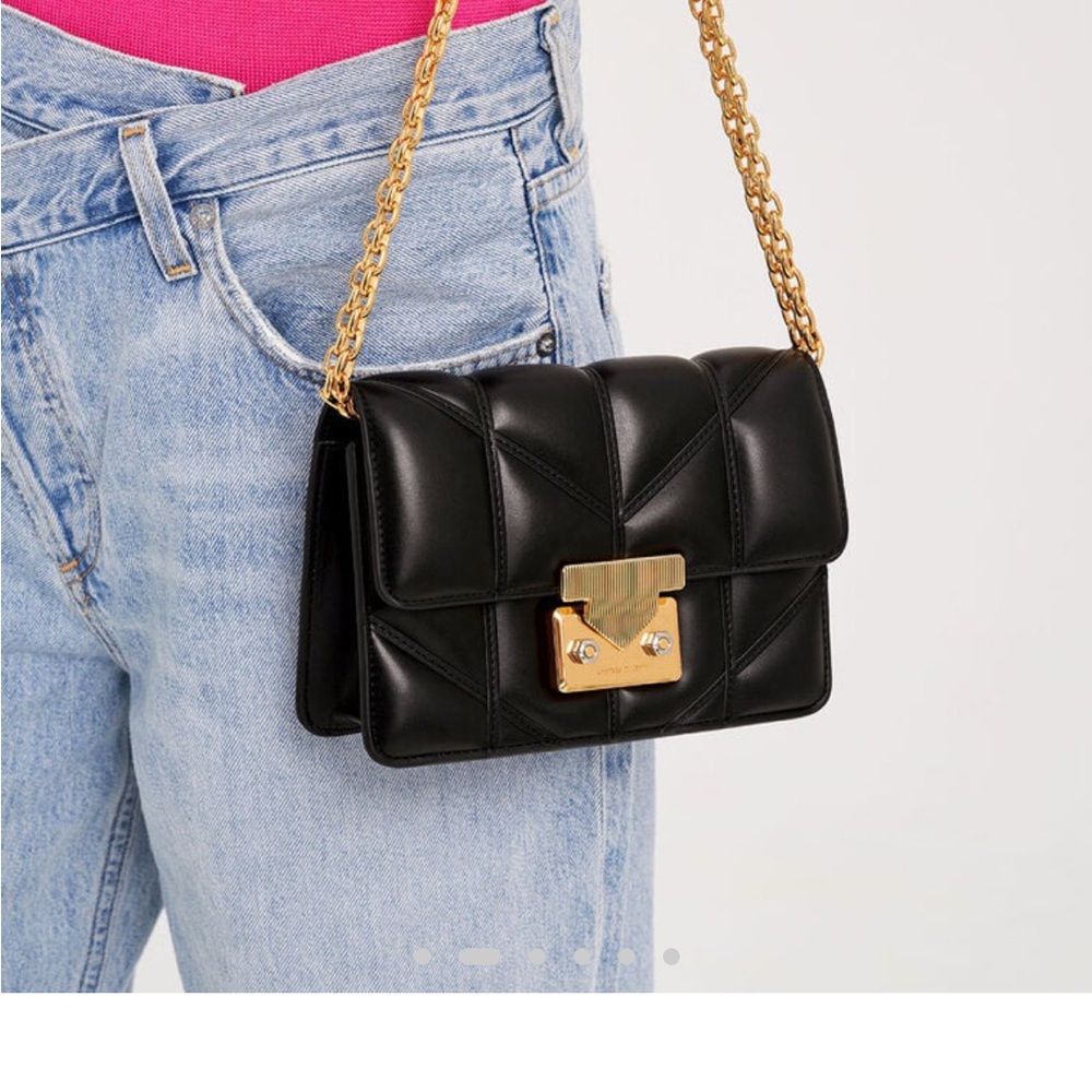 Eudora Chevron Boxy Bag - Black
Brand: CHARLES & KEITH